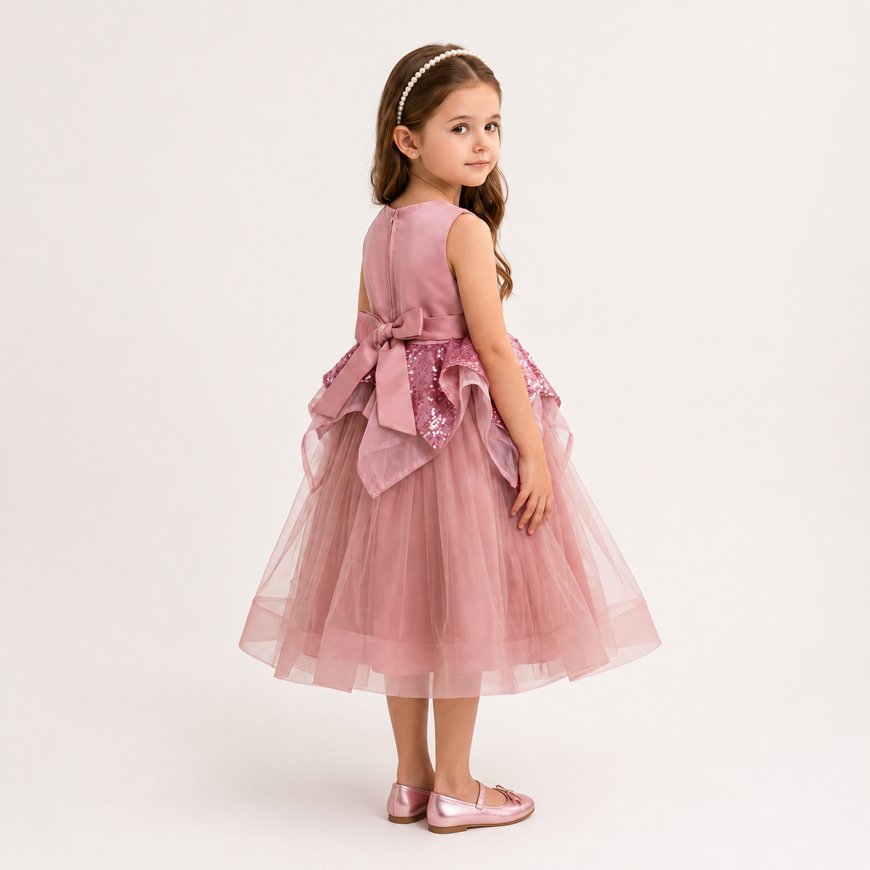 VESTIDO DE NIÑA CON LENTEJUEA Y APLICACIONES EN PECHO