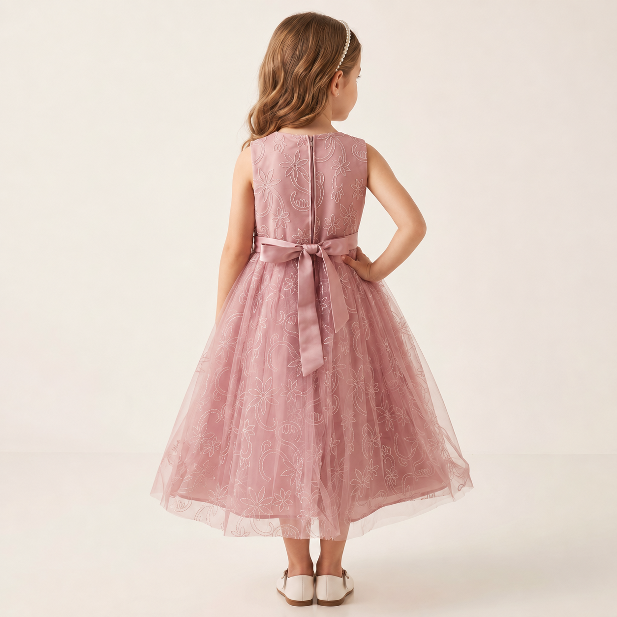 VESTIDO DE NIÑA CON APLICACIONES BORDADAS