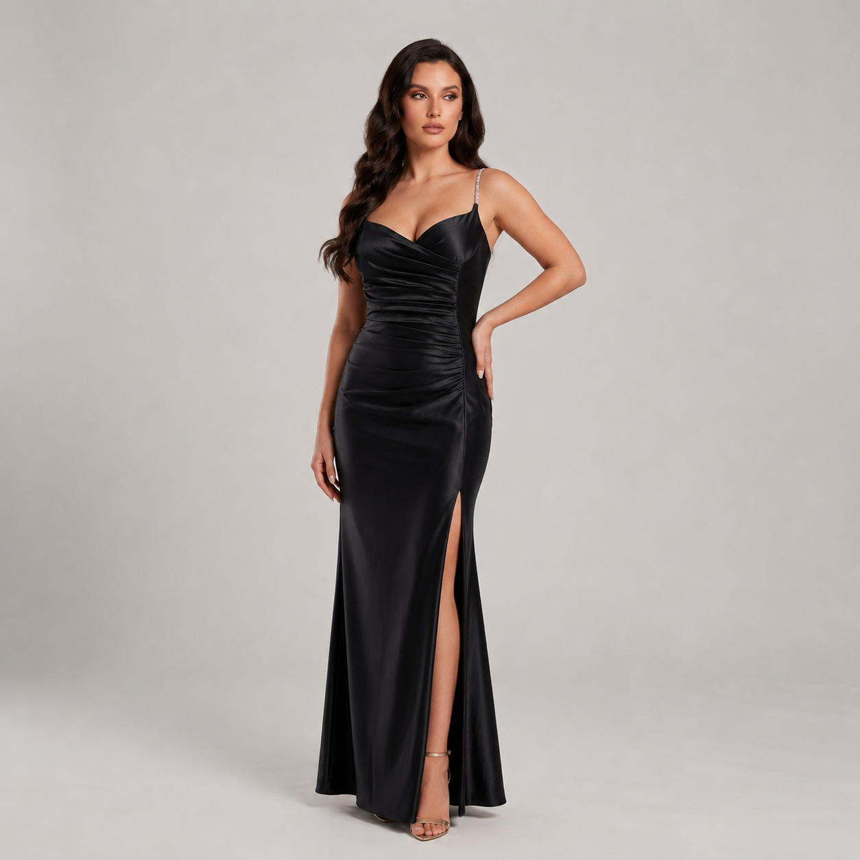 Vestido Satín Stretch Entallado con Tirantes de Pedrería, Drapeado Frontal y Abertura en Pierna Tallas S-L