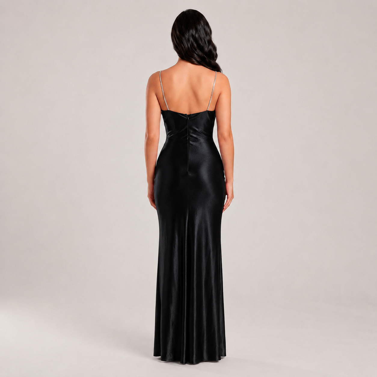 Vestido Satín Stretch Entallado con Tirantes de Pedrería, Drapeado Frontal y Abertura en Pierna Tallas S-L