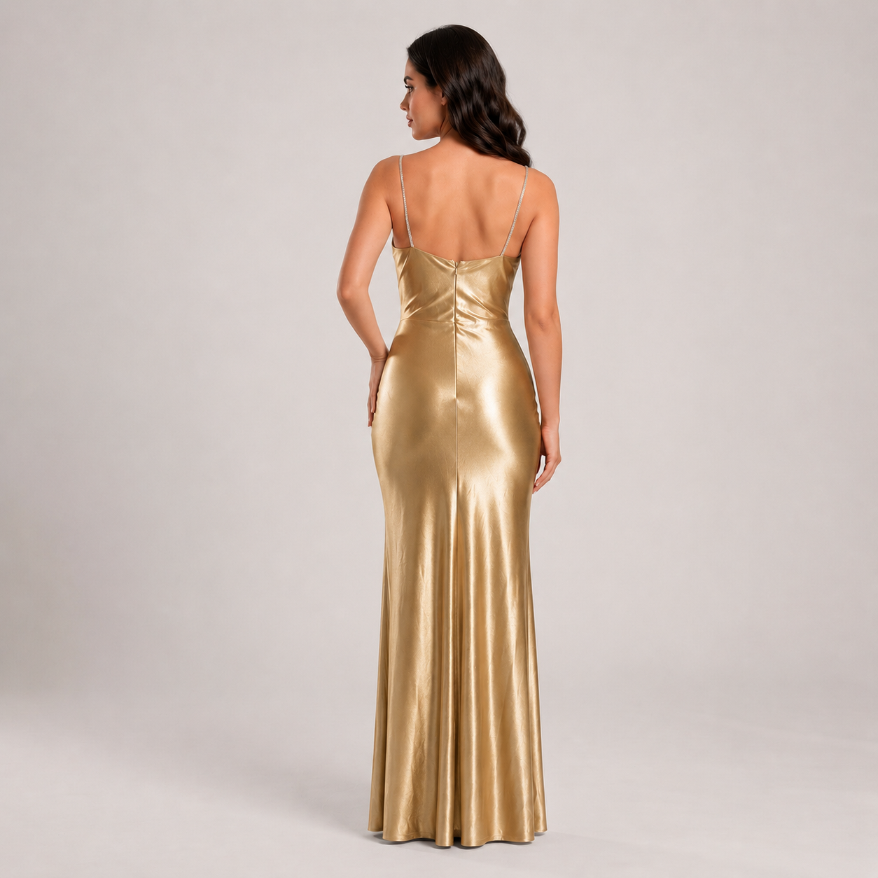 Vestido Satín Stretch Entallado con Tirantes de Pedrería, Drapeado Frontal y Abertura en Pierna Tallas S-L