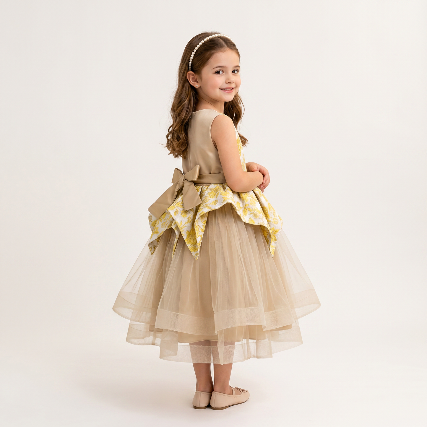 Vestido Niña Dorado Elegante con Detalles en el Pecho