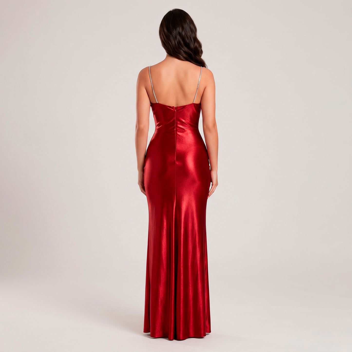 Vestido Satín Stretch Entallado con Tirantes de Pedrería, Drapeado Frontal y Abertura en Pierna Tallas S-L