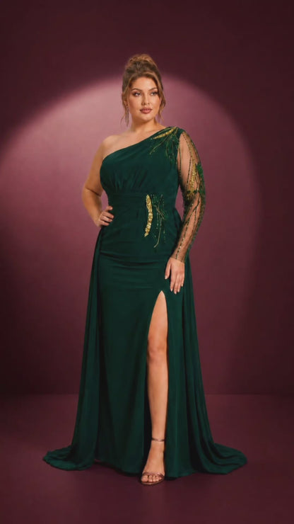 Vestido largo de noche con escote asimetrico, abertura y pedrería