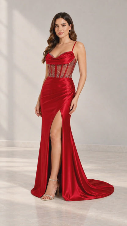 Vestido largo de gala con corset pedrería, escote drapeado y abertura lateral